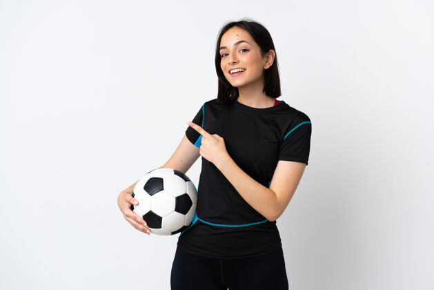 欢迎一个年轻的足球运动员 一个被隔离在白色背景下的女人 手指指向侧面年轻人比赛运动装