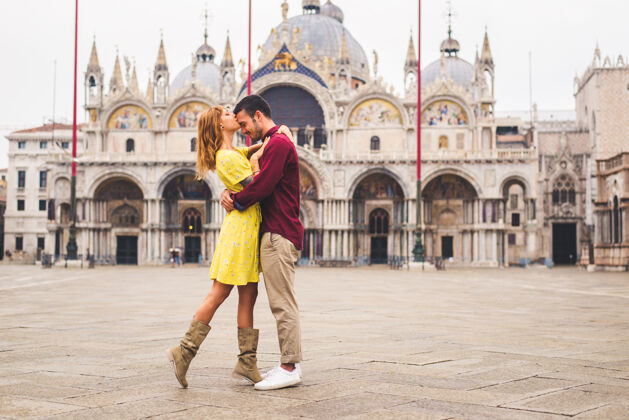 浪漫年轻夫妇在威尼斯游玩-游客在意大利旅游和观光威尼斯最相关的地标-关于生活方式 旅游 旅游的概念一起旅游参观
