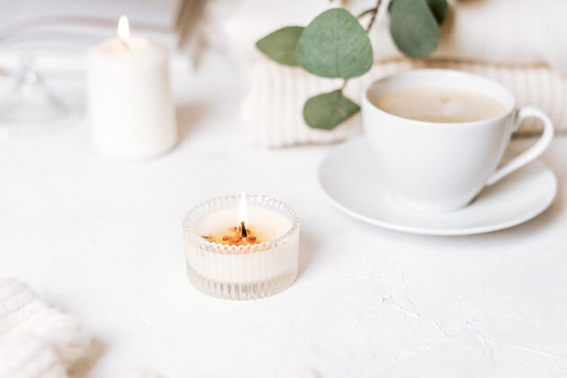 火焰一杯白咖啡 棉花 蜡烛桉树房子安静