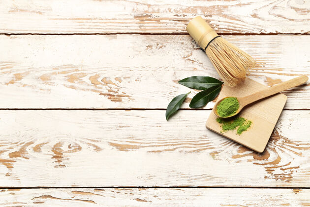 餐具勺子上放着抹茶粉 在浅色的木制背景上追逐工具健康亚洲