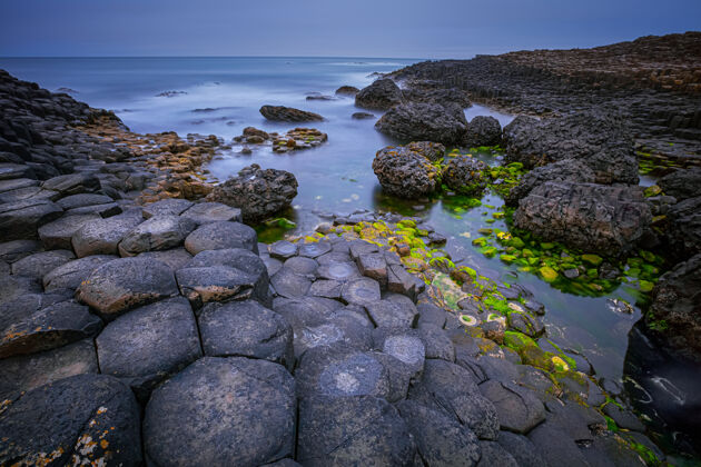 海岸玄武岩形成巨人的堤道 港甘尼湾和大斯托坎 安特里姆县 北爱尔兰 英国海岸爱尔兰风景