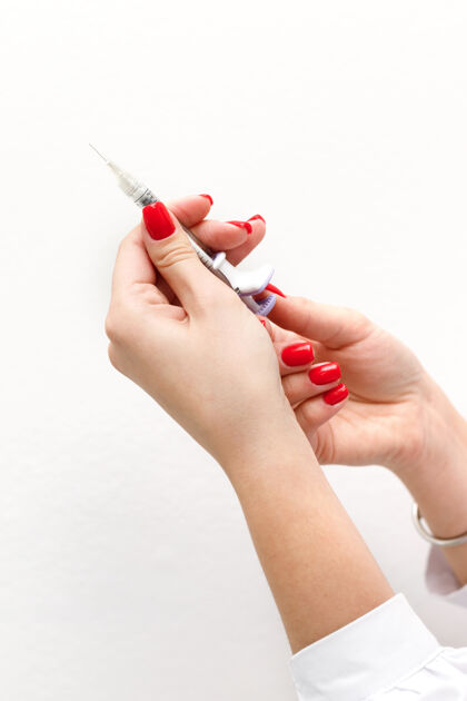 护理化妆品注射器在一个美容师手中的白色背景注射美容师治疗