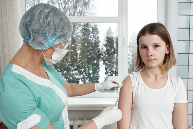 护士医生用手在病人肩上打疫苗女性医生剂量
