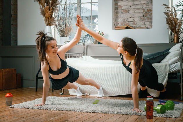 教程年轻女性喜欢在家里运动 在线锻炼健身房视频房子