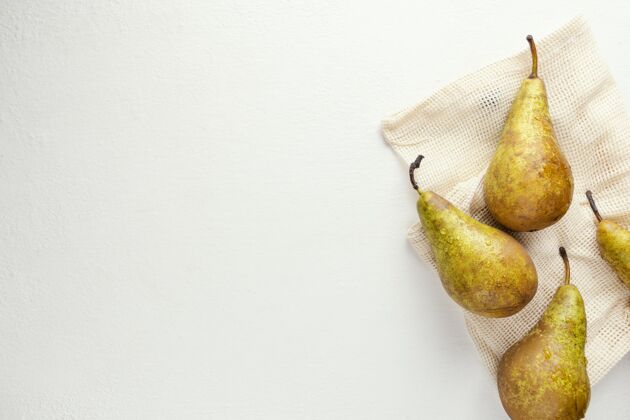 梨复制桌子上的梨子生态水果可持续发展