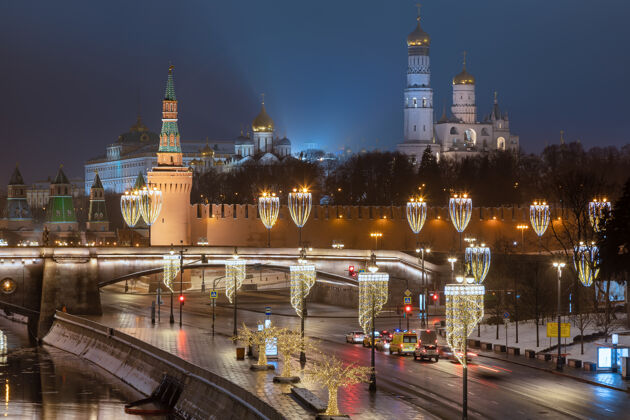 倒影莫斯科的堤防和克里姆林宫在冬天雪河流汽车