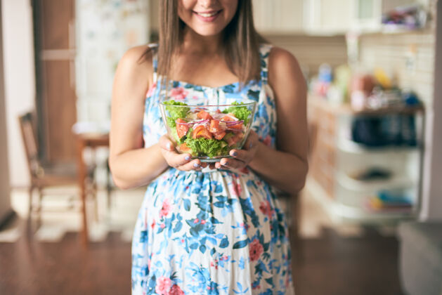 生活快乐怀孕的女人用蔬菜做盘子怀孕水平快乐