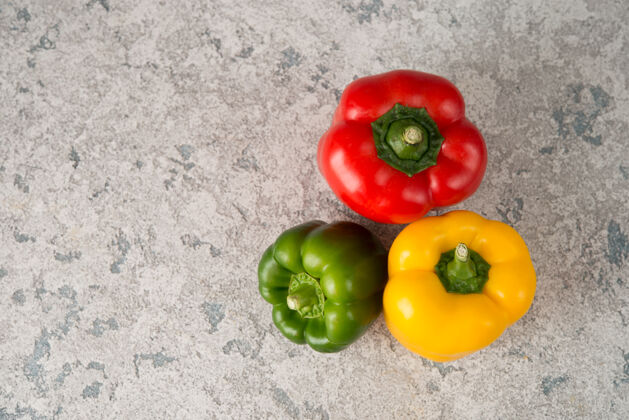 辣椒粉新鲜多汁的甜椒在灰色的顶视图上成分生活方式自然
