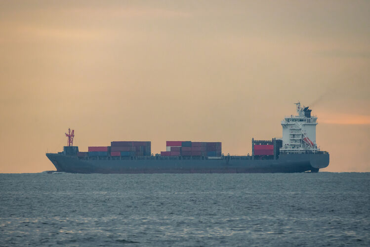 海运物流进出口集装箱货船在海港落日的天空 货物运输由集装箱船乘船商业重型工业