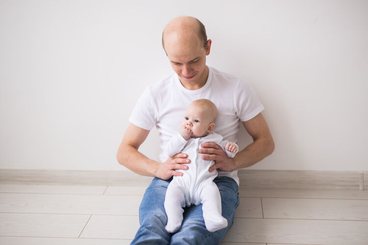 感情婴儿 家庭和孩子的概念-秃头父亲照顾他的小宝宝秃顶网站女儿