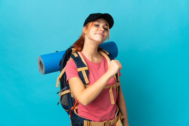 旅行俄罗斯远足女子孤身蓝上骄傲自满徒步旅行者发红背包