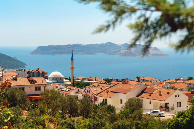 天空美丽的绿松石海景观 前景是清真寺和土耳其房屋 土耳其卡斯度假小镇土耳其的海景城镇山海景
