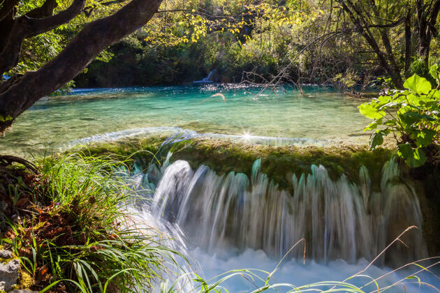 湖泊克罗地亚普利特维兹湖国家公园的小瀑布景观克罗地亚河流