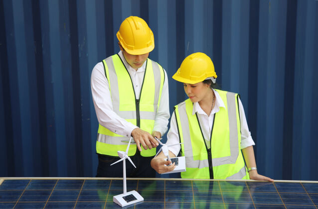 精力充沛技术人员安装太阳能电池板来生产和分配电力能源技术概念员工房地产未来