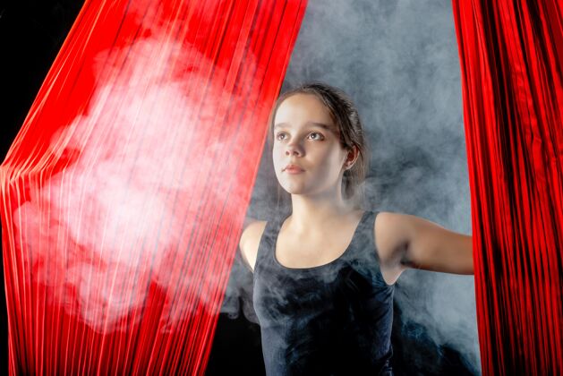 空中体操表演开始前 一幅有目的的美丽少女的肖像 黑色的空中红丝带被烟雾包围马戏团平衡私人教练