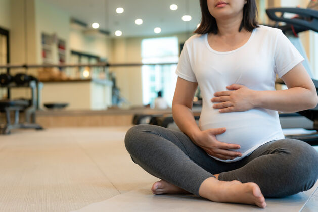 瑜伽怀着宝宝的孕妇快乐孕妇腹部腹部分娩