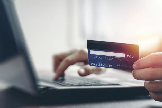 购物者信用卡在线支付和笔记本电脑网上购物汇款银行账户支付