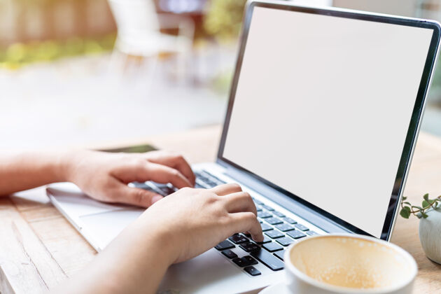 信息特写自由职业者商务女性休闲工作笔记本电脑咖啡杯和智能手机在咖啡店商店手笔记本电脑