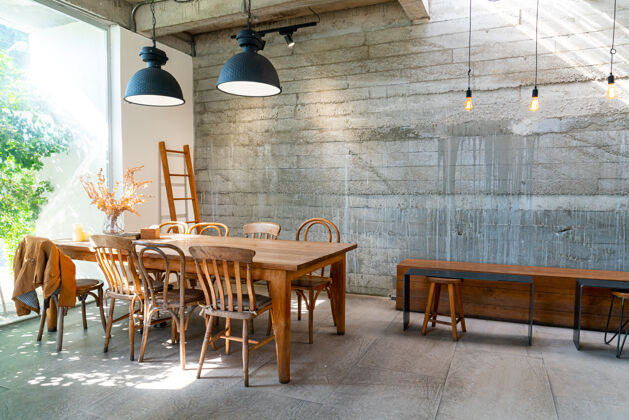 咖啡空桌子和椅子在咖啡馆和餐厅砖桌子木头