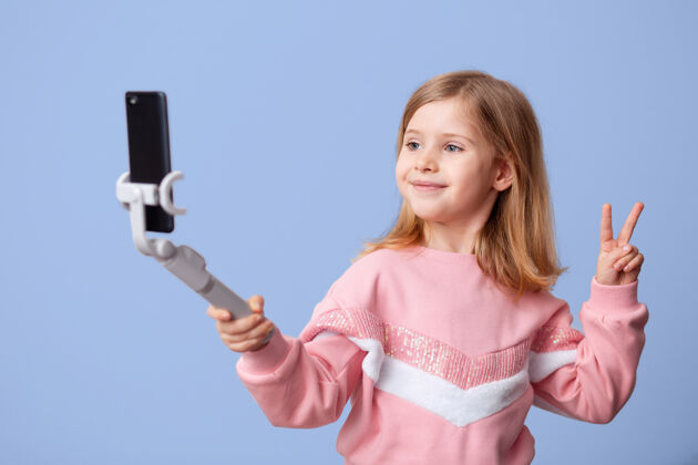 博客影响者在智能手机上录制博客视频手机在线女孩