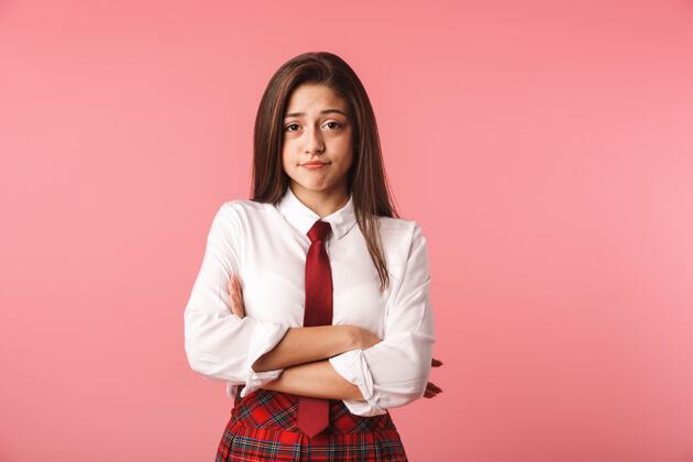 长身着校服的15-16岁漂亮女孩的肖像 隔离在红墙上白种人年轻休闲