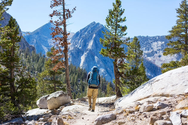 秋天美国加利福尼亚州内华达山脉徒步旅行的男人远足冒险宁静