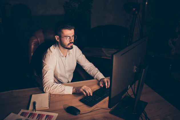 存根专心致志的男人坐在台式电脑前打字分析年轻男性