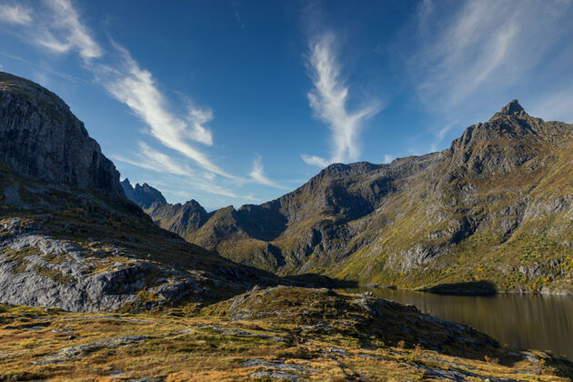 山脉挪威洛弗顿的山和湖风景洛弗顿挪威