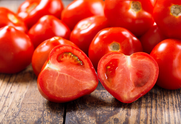 成熟的木桌上新鲜西红柿的特写镜头市场农产品蔬菜