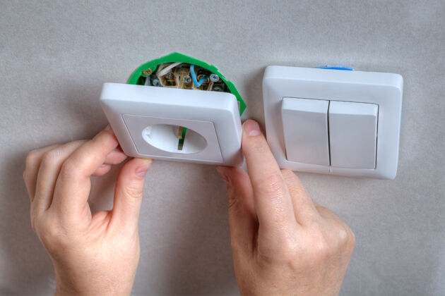 更换固定墙上插座和电灯开关 电工钳工手电电灯房子