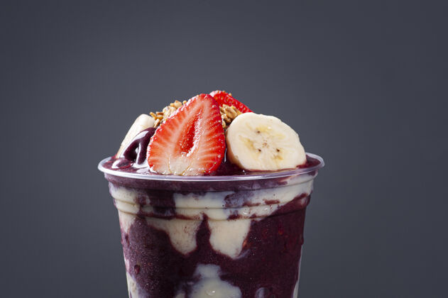 食物巴西冷冻酸奶-装在一个塑料杯里 里面有炼乳 香蕉和草莓来自亚马逊的水果复制空间冷冻美味热带