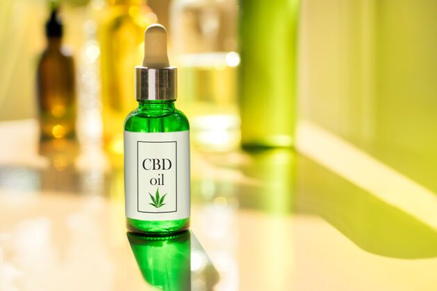 皮肤护理玻璃瓶cbd油 酊剂和标签上的实验室油医疗保健焦虑药物