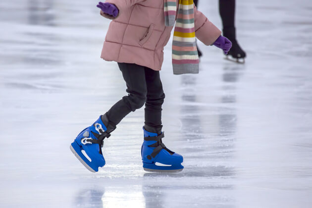 乐趣女孩在溜冰场上溜冰的爱好和运动刀片骑腿