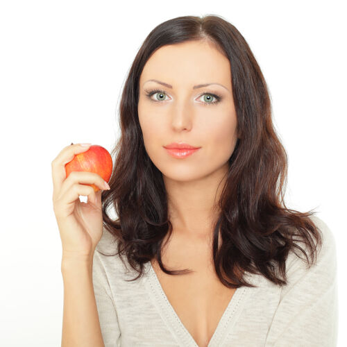 年轻有魅力的年轻女子与苹果健康饮食手健康黑发