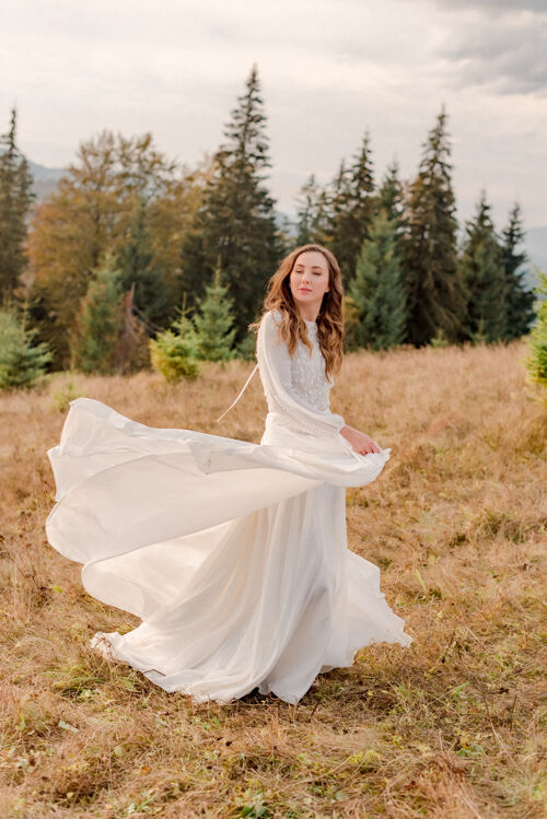 自然山上新娘的画像年轻女人高山旅行