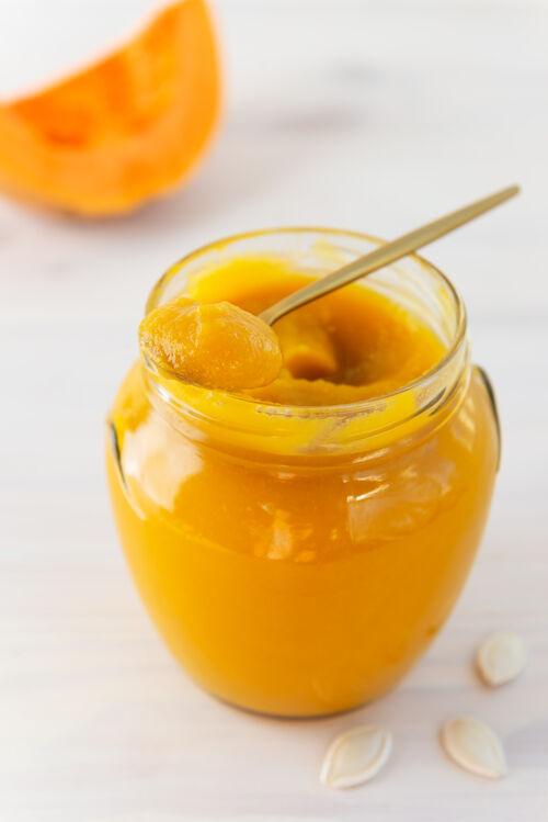 种子南瓜酱用勺子盛在玻璃罐里柑橘片烹饪