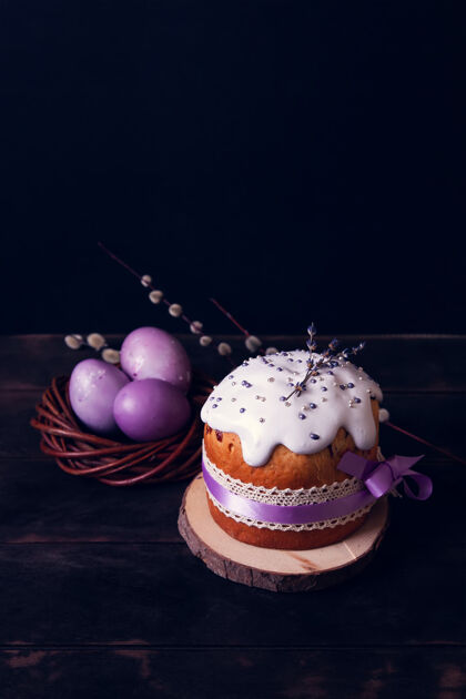 自制复活节蛋糕放在桌子上 用薰衣草和棉花糖装饰 复活节彩蛋放在柳条窝里复活节复活节彩蛋釉料
