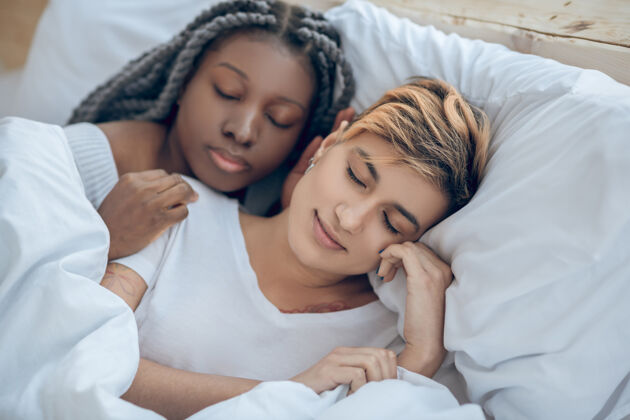 仅限女性睡觉一起两个女孩们躺在床上睡觉同性恋休息现实生活