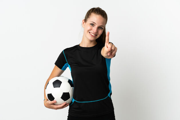 足球一个年轻的足球运动员 一个在白色背景下被孤立的女人 伸出一根手指数字比赛足球