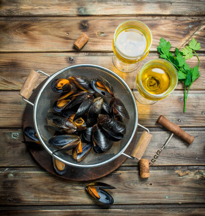海洋新鲜海鲜蛤蜊配白葡萄酒放在木桌上贝壳贝类市场