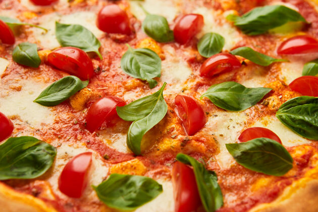 意大利传统的意大利披萨玛格丽塔配奶酪 西红柿和罗勒在绿草上樱桃番茄快餐