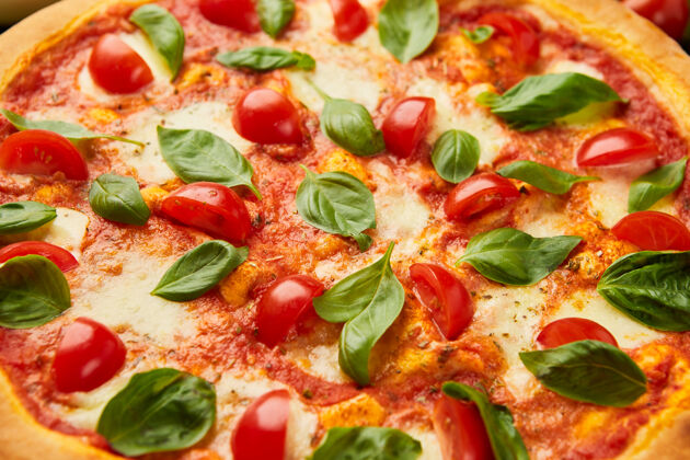 香草传统的意大利披萨玛格丽塔配奶酪 西红柿和罗勒在绿草上沙司切片胡椒
