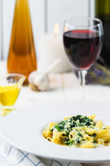 葡萄酒意大利通心粉配莫扎里拉菠菜和葡萄酒 背景清淡面食美食餐桌