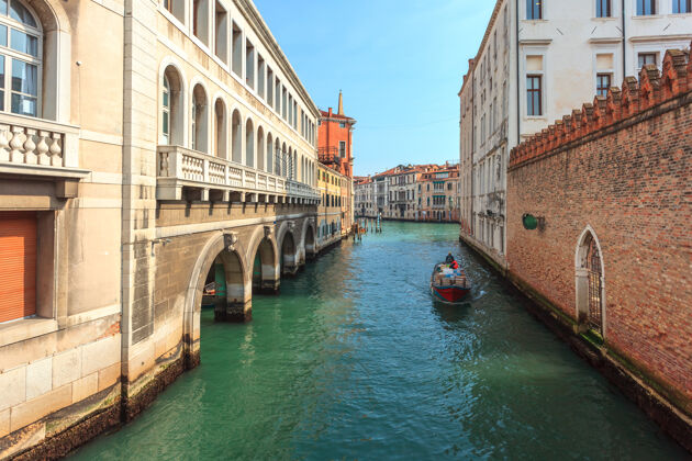 交通船在威尼斯五颜六色的历史建筑之间的狭窄运河上历史建筑意大利威尼斯