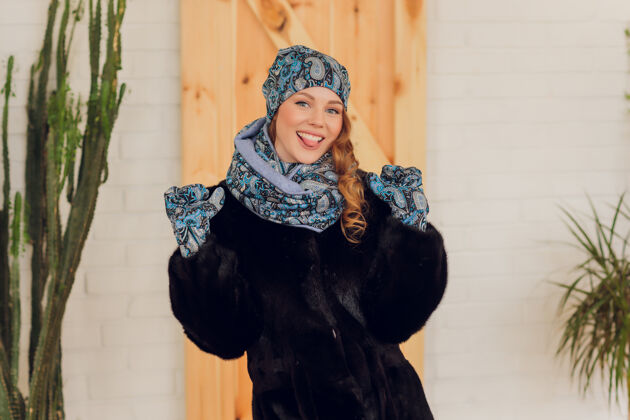 肖像快乐美丽的女人侧身看着兴奋女孩戴着暖和的针织帽子和手套冬季假日漂亮