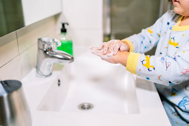 清洗幼儿用肥皂洗手 以防止和防止冠状病毒19水槽皮肤卫生