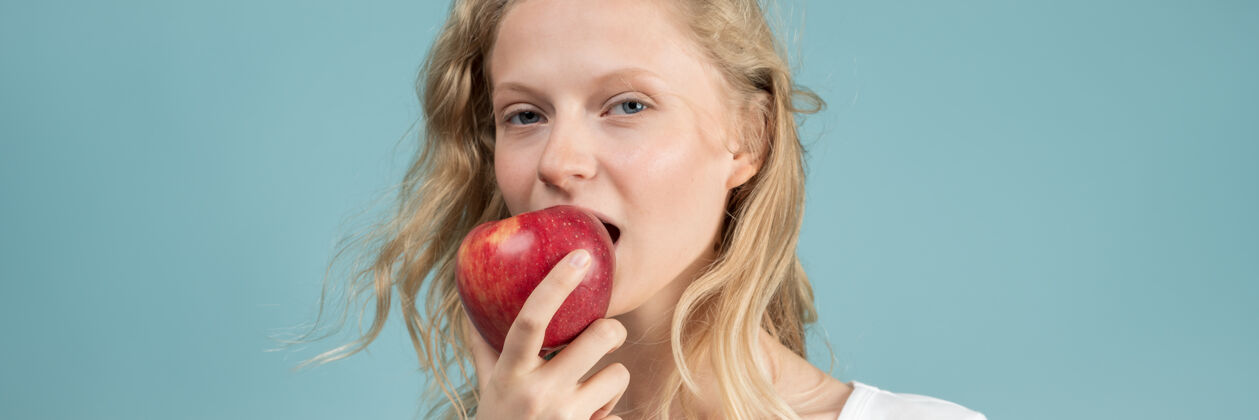 女孩长幅少女咬人画像横幅苹果新鲜的脸 自然美 长发女人苹果