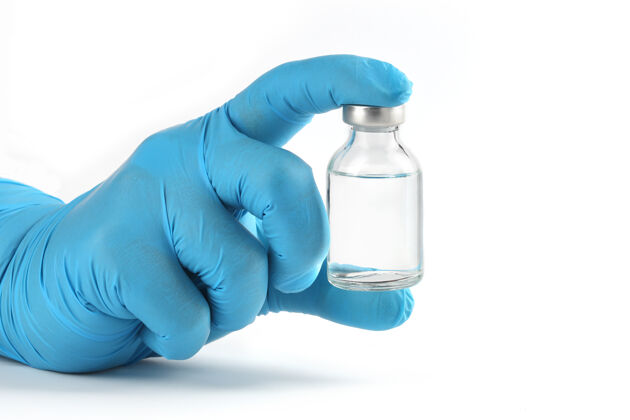 注射器医生或科学家手戴蓝色手套 拿着白色隔离的疫苗或药物的小瓶surface.healthcare公司还有医学概念病毒医生药物