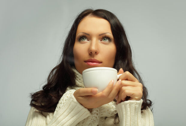 肖像拿着茶杯的女人饮用茶饮料