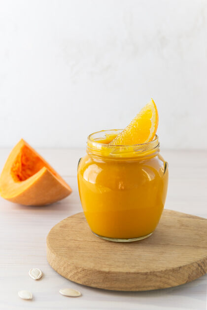 果酱在木板上的玻璃罐里放着橘子南瓜酱自制配料玻璃